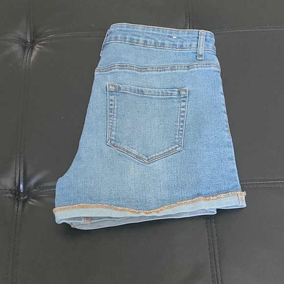 Women's shorts - Picture 2 of 4